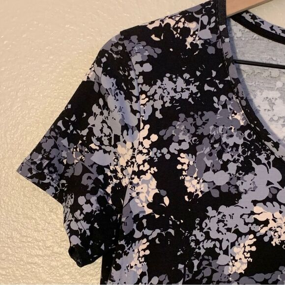 CROFT & BARROW The Perfect Tee Women’s M Black Blue White Floral V-Neck. - Picture 5 of 7